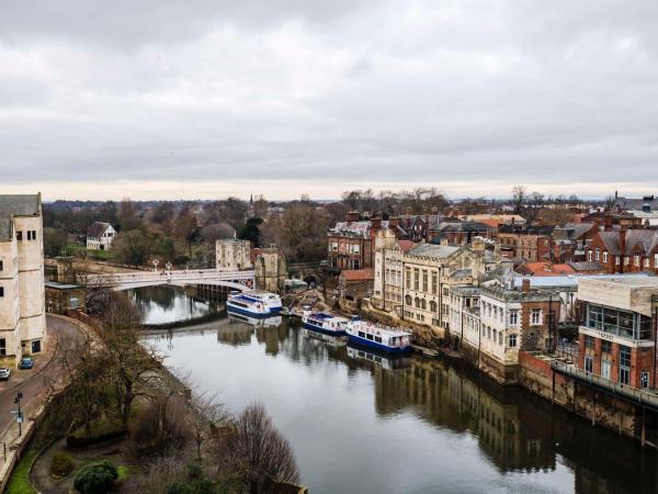 Radisson Hotel York : photo 9 de la chambre chambre supérieure - vue sur ministre