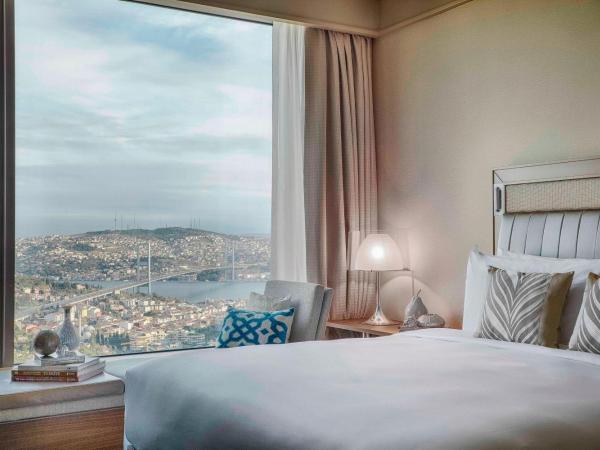 Renaissance Istanbul Polat Bosphorus Hotel : photo 1 de la chambre chambre lit king-size exécutive avec accès salon club - vue sur mer