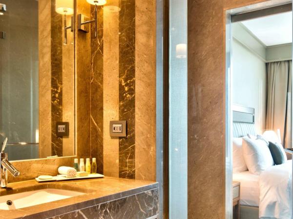 Renaissance Istanbul Polat Bosphorus Hotel : photo 4 de la chambre chambre lit king-size exécutive avec accès au salon club – vue sur ville