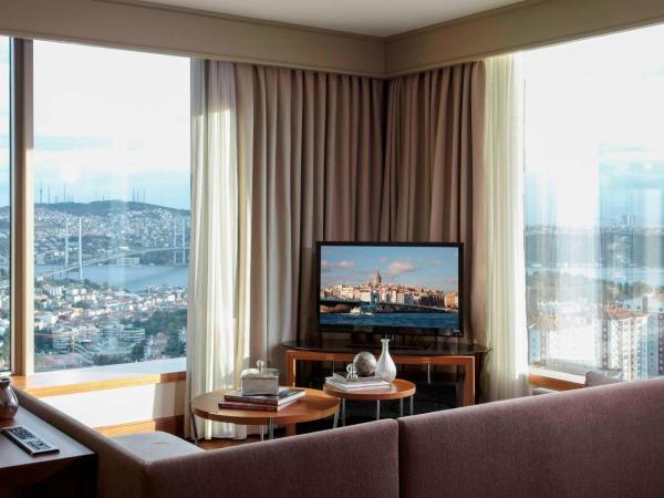 Renaissance Istanbul Polat Bosphorus Hotel : photo 1 de la chambre suite d'angle avec accès au salon - vue sur bosphore