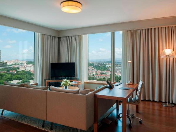 Renaissance Istanbul Polat Bosphorus Hotel : photo 1 de la chambre suite d'angle avec accès au salon - vue sur ville