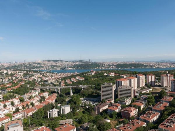 Renaissance Istanbul Polat Bosphorus Hotel : photo 4 de la chambre suite d'angle avec accès au salon - vue sur bosphore