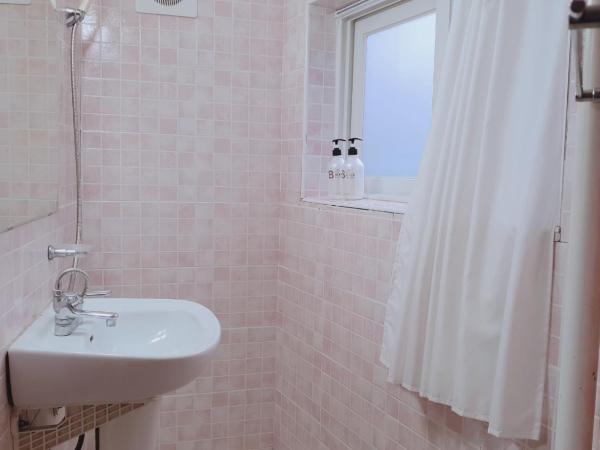 White Story : photo 7 de la chambre chambre simple avec salle de bains