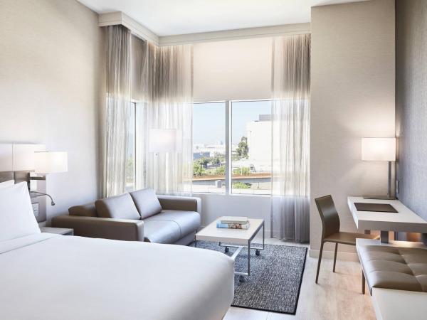 AC Hotel by Marriott Los Angeles South Bay : photo 1 de la chambre hébergement lit king-size avec canapé-lit - vue sur ville
