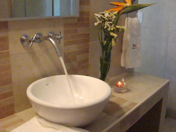 Hotel Necof : photo 3 de la chambre chambre lit queen-size avec baignoire spa