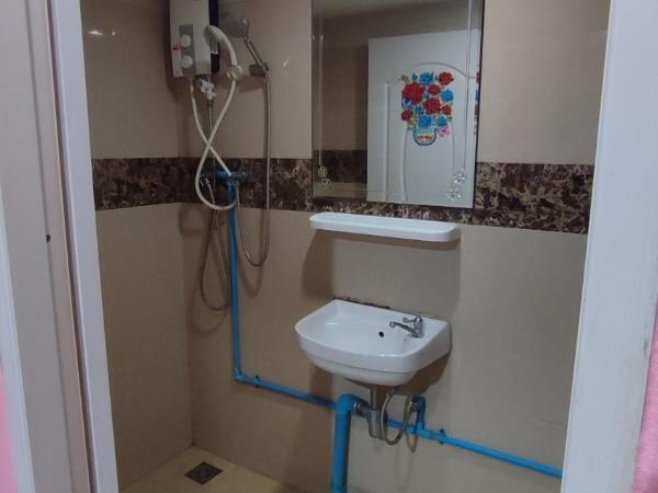 Pa Chalermchai Guesthouse : photo 9 de la chambre chambre double avec salle de bains privative