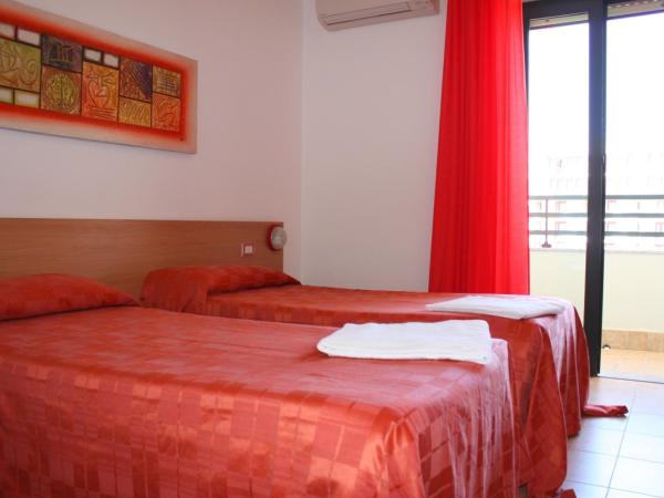 Hotel Alguer : photo 2 de la chambre chambre triple