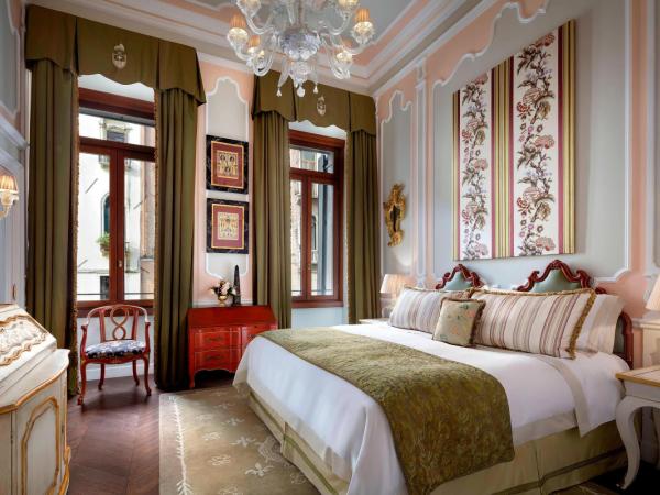 The Gritti Palace, a Luxury Collection Hotel, Venice : photo 4 de la chambre chambre plus spacieuse giglio prestige avec lit king-size ou 2 lits jumeaux/simples - vue sur santa maria del giglio