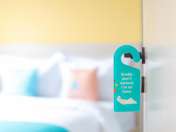 Sans Hotel Clover Ace Surabaya by RedDoorz : photo 1 de la chambre chambre double supérieure