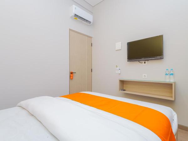 Sans Hotel Clover Ace Surabaya by RedDoorz : photo 3 de la chambre chambre double Économique