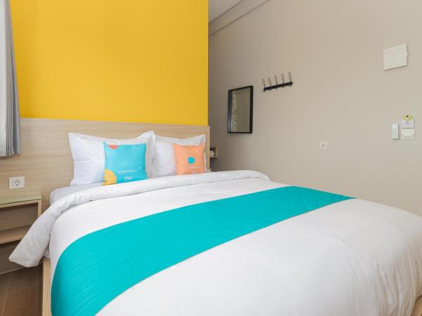 Sans Hotel Clover Ace Surabaya by RedDoorz : photo 9 de la chambre chambre double supérieure