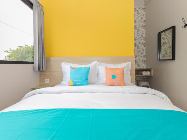 Sans Hotel Clover Ace Surabaya by RedDoorz : photo 5 de la chambre chambre double Économique