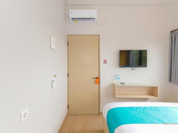 Sans Hotel Clover Ace Surabaya by RedDoorz : photo 6 de la chambre chambre double Économique