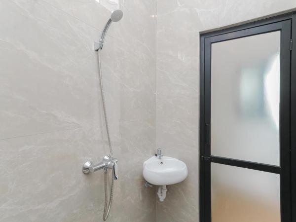 Sans Hotel Clover Ace Surabaya by RedDoorz : photo 8 de la chambre chambre double Économique