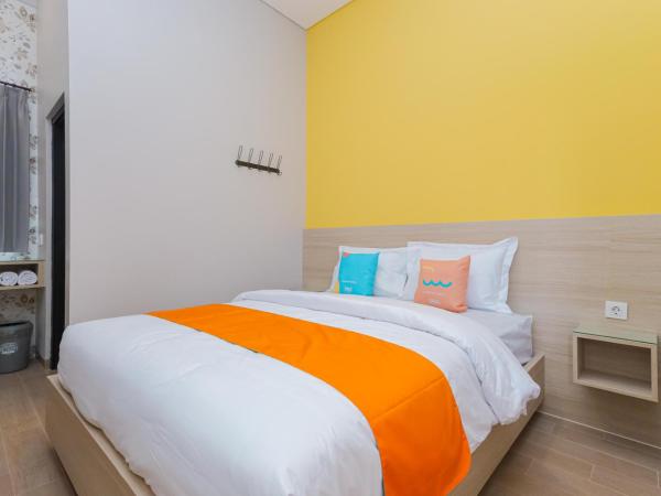 Sans Hotel Clover Ace Surabaya by RedDoorz : photo 9 de la chambre chambre double Économique
