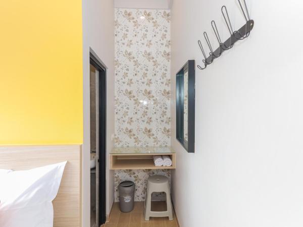 Sans Hotel Clover Ace Surabaya by RedDoorz : photo 6 de la chambre chambre double supérieure