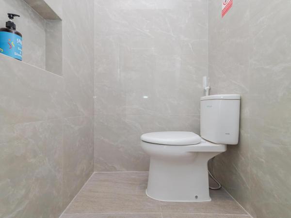 Sans Hotel Clover Ace Surabaya by RedDoorz : photo 10 de la chambre chambre double Économique