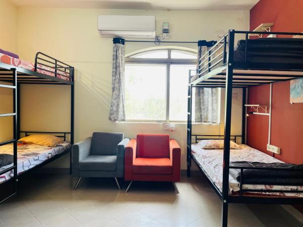 Hostel Lifespace- Garden Bungalow with Pods, CoWork & Cafe : photo 1 de la chambre lit dans dortoir mixte de 4 lits