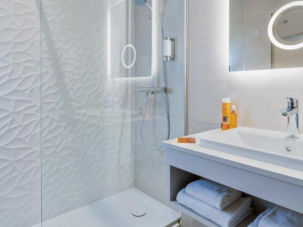 Hôtel Valdys Thalasso & Spa - Beau rivage : photo 3 de la chambre chambre double confort - vue latérale sur mer