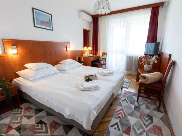 HELIOS Hotel Apartments : photo 6 de la chambre chambre double ou lits jumeaux avec balcon