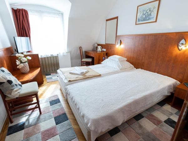 HELIOS Hotel Apartments : photo 6 de la chambre chambre double ou lits jumeaux standard