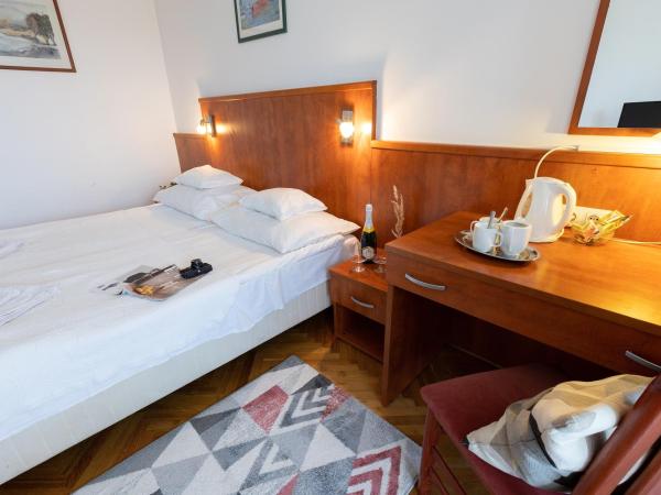 HELIOS Hotel Apartments : photo 7 de la chambre chambre double ou lits jumeaux standard