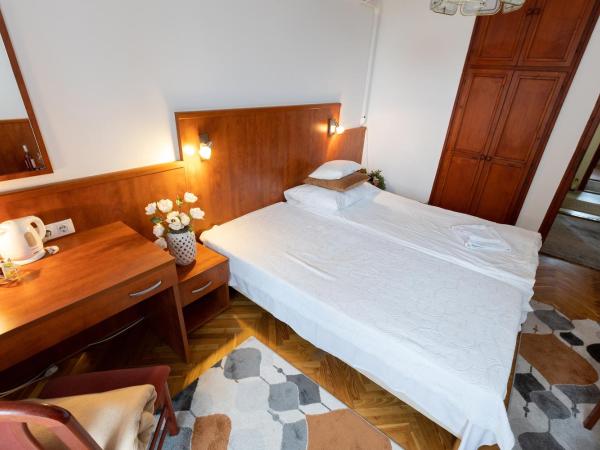 HELIOS Hotel Apartments : photo 10 de la chambre chambre double ou lits jumeaux avec balcon