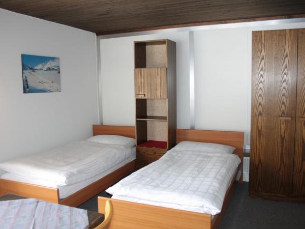 Hostel Casa Franco : photo 1 de la chambre chambre triple avec salle de bains commune