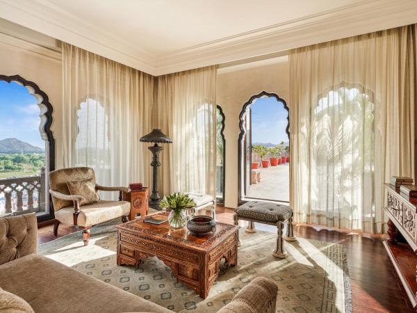 Fairmont Jaipur : photo 1 de la chambre terrace suite cocktail hours at club lounge, butler on call,complimentary 2 pint of beerper room per stay, 20% off on spa,f&b and laundry, evening rituals shaam-e-khaas, happy hours ( buy 1 get 1) at anjum bar on selected beverages.