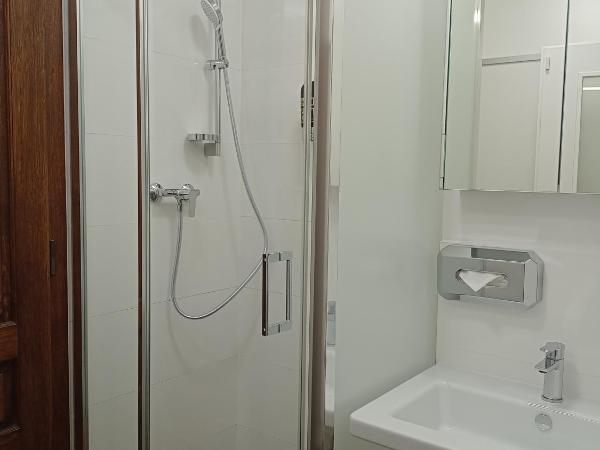 Old Prague House : photo 4 de la chambre chambre quadruple avec salle de bains