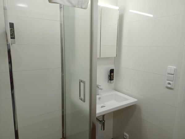 Old Prague House : photo 5 de la chambre chambre quadruple avec salle de bains