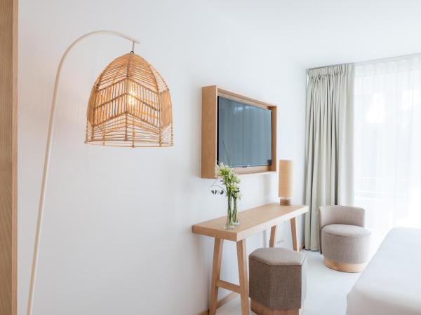 Hôtel Ibaïa - Piscine & Spa : photo 6 de la chambre chambre double avec balcon - vue sur port-piscine