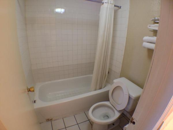 Budget Inn Motel : photo 4 de la chambre chambre standard lit queen-size