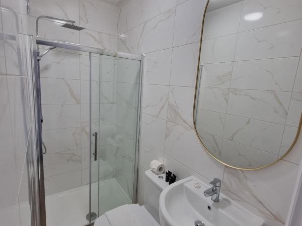 Hotel CG London : photo 5 de la chambre chambre double avec salle de bains privative