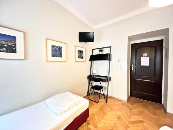 Hostel Helvetia - PRIVATE ROOMS in CITY CENTER and OLD TOWN : photo 10 de la chambre chambre quadruple avec salle de bains commune