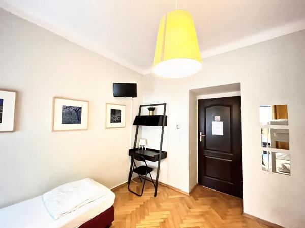 Hostel Helvetia - PRIVATE ROOMS in CITY CENTER and OLD TOWN : photo 8 de la chambre chambre quadruple avec salle de bains commune