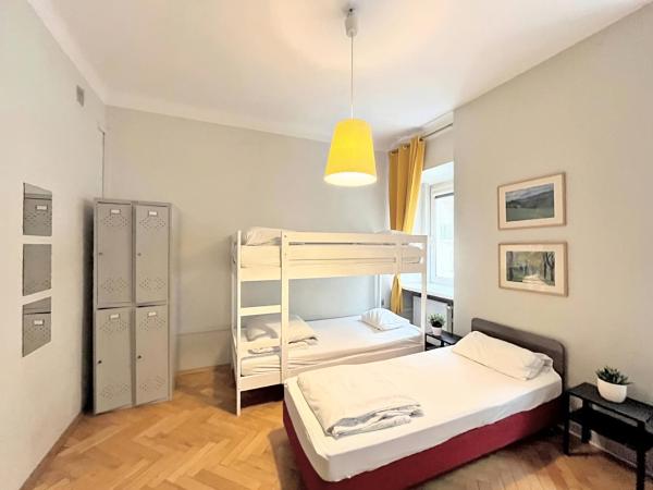 Hostel Helvetia - PRIVATE ROOMS in CITY CENTER and OLD TOWN : photo 9 de la chambre chambre quadruple avec salle de bains commune