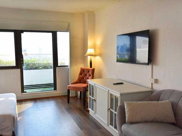 Grand China Bangkok : photo 7 de la chambre hébergement lits jumeaux deluxe avec balcon - vue sur rivière