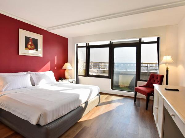 Grand China Bangkok : photo 2 de la chambre hébergement supérieur avec balcon - vue sur rivière