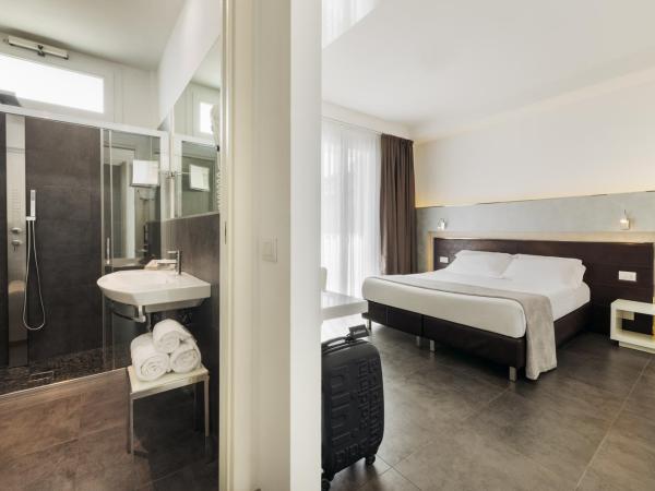 Baldinini Hotel : photo 4 de la chambre chambre double ou lits jumeaux - vue partielle sur mer