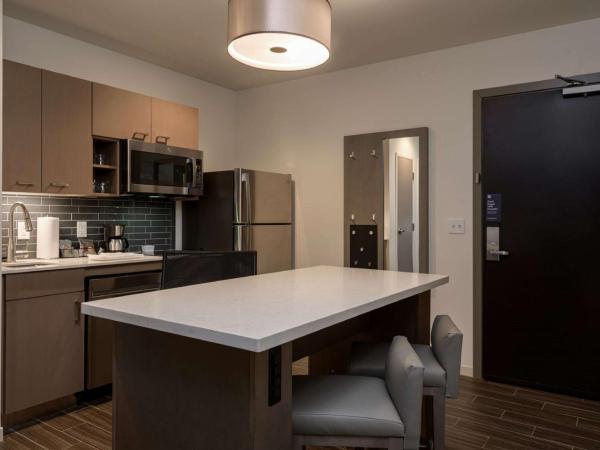 Hyatt House Louisville East : photo 3 de la chambre suite 1 chambre lit king-size avec canapé-lit et cuisine