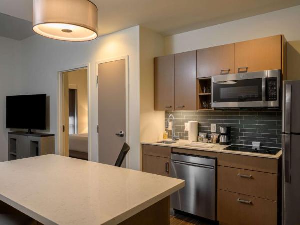 Hyatt House Louisville East : photo 5 de la chambre suite 1 chambre lit king-size avec canapé-lit et cuisine