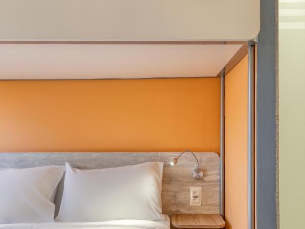 ibis budget BH Savassi : photo 4 de la chambre standard triple room with one double bed and one bunk bed