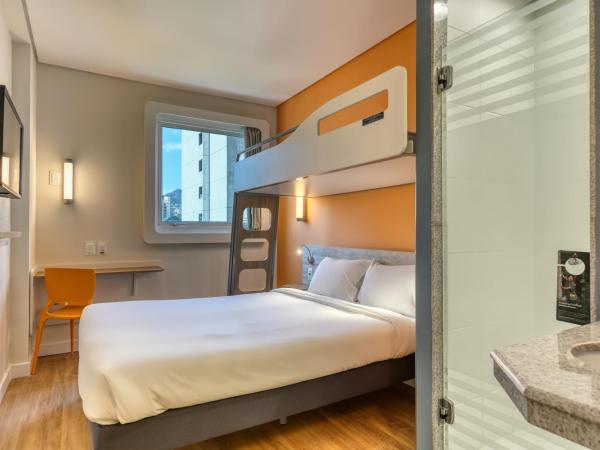 ibis budget BH Savassi : photo 3 de la chambre standard triple room with one double bed and one bunk bed