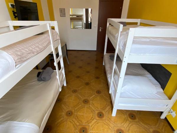 Hostel Turin Metro Young : photo 5 de la chambre chambre quadruple avec salle de bains commune
