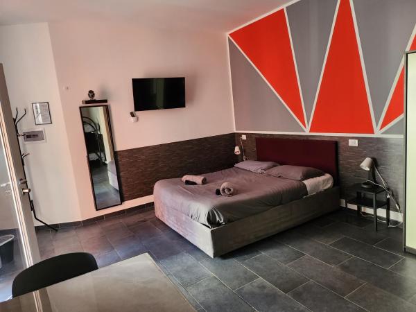 Hostel Turin Metro Young : photo 1 de la chambre chambre familiale avec salle de bains privative