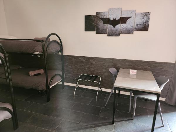 Hostel Turin Metro Young : photo 3 de la chambre chambre familiale avec salle de bains privative