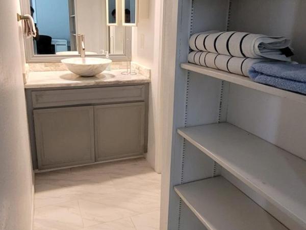 Masterbedroom with Private Bath in Montrose (Westheimer & Montrose Blvd) Houston : photo 4 de la chambre chambre lit queen-size