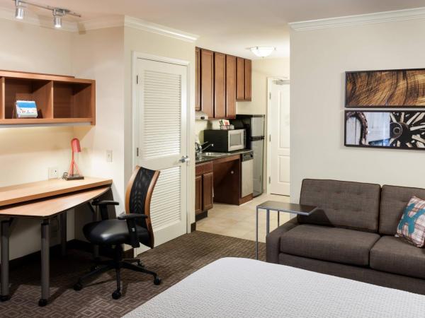 TownePlace Suites by Marriott San Antonio Airport : photo 4 de la chambre studio lit king-size avec canapé-lit