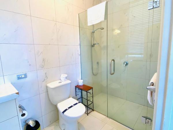 The Esplanade Hotel : photo 6 de la chambre chambre lit king-size - vue sur port